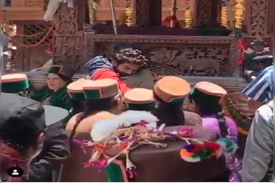 VIDEO VIRAL- ढसाढसा रडला कार्तिक आर्यन, सारा राहिली बघत