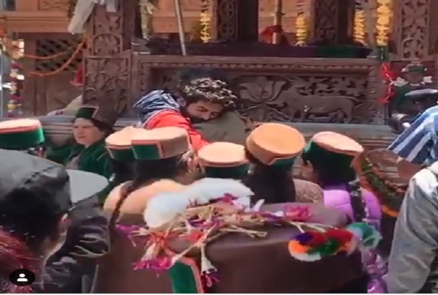 VIDEO VIRAL- ढसाढसा रडला कार्तिक आर्यन, सारा राहिली बघत