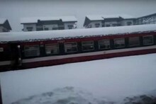 तुम्हाला बर्फ पडताना बघायला आवडतं का ? मग या ट्रेनने करा सफर