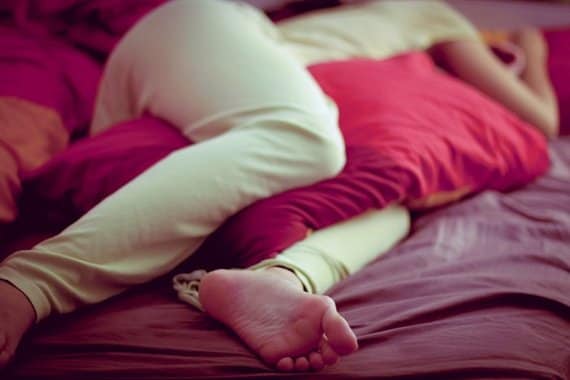 पायांच्यामध्ये उशी- मासिक पाळीवेळी अनेकींना पाठ दुखीची समस्या निर्माण होते. या वेदनेपासून वाचण्यासाठी पायांच्यामध्ये उशी घेऊन झोपू शकता. यामुळे तुमची पाठ आणि पायदुखीला आराम मिळू शकतो. पायांच्यामध्ये उशी- मासिक पाळीवेळी अनेकींना पाठ दुखीची समस्या निर्माण होते. या वेदनेपासून वाचण्यासाठी पायांच्यामध्ये उशी घेऊन झोपू शकता. यामुळे तुमची पाठ आणि पायदुखीला आराम मिळू शकतो.