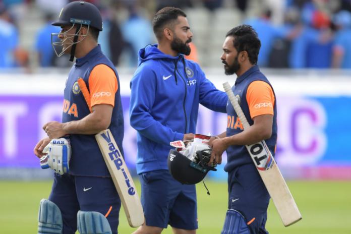 'गुणतेतील नेट रनरेट टिकवण्यासाठी तेव्हा विकेट टिकवणं गरजेचं होतं,' असं म्हणत इंग्लंडविरुद्ध धोनीने केलेल्या संथ फलंदाजीबद्दल कर्णधार विराट कोहलीने याआधीच स्पष्टीकरण दिलं आहे. 'गुणतेतील नेट रनरेट टिकवण्यासाठी तेव्हा विकेट टिकवणं गरजेचं होतं,' असं म्हणत इंग्लंडविरुद्ध धोनीने केलेल्या संथ फलंदाजीबद्दल कर्णधार विराट कोहलीने याआधीच स्पष्टीकरण दिलं आहे.