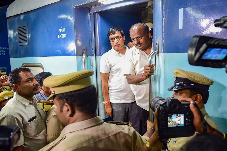 Bengaluru: Karnataka Chief Minister HD Kumaraswamy boards a train to start his village stay programme, in Bengaluru, Thursday, June 20, 2019. Kumaraswamy travelling by train to launch his village stay programme in Chandraki a village in Gurmitkal taluk, Yadgir district. (PTI Photo/Shailendra Bhojak) (PTI6_20_2019_000223B)