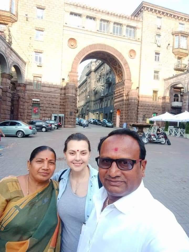 रवीचे आईबाबा त्याच्या अंत्यसंस्कारानंतरच्या विधींमध्ये व्यग्र होते तेव्हा नतालिया यूक्रेनला गेली. त्यामुळे त्यांना ती भेटू शकली नाही. पण 2 वर्षांनी त्यांना तिने यूक्रेनला बोलवलं. तिथे येण्यासाठी त्यांना तिने तिकीटही पाठवलं. रवीचे आईबाबा त्याच्या अंत्यसंस्कारानंतरच्या विधींमध्ये व्यग्र होते तेव्हा नतालिया यूक्रेनला गेली. त्यामुळे त्यांना ती भेटू शकली नाही. पण 2 वर्षांनी त्यांना तिने यूक्रेनला बोलवलं. तिथे येण्यासाठी त्यांना तिने तिकीटही पाठवलं.