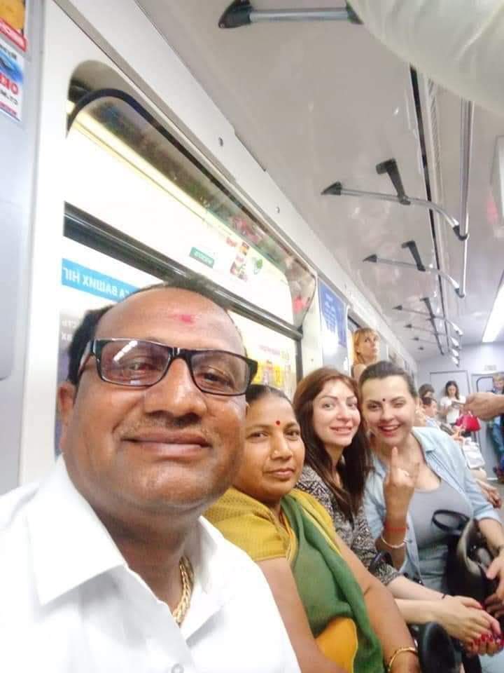 यूक्रेनची नतालिया आमोलचुक आता रवीच्या आईबाबांनाच आपले आईबाबा मानते. रवीची आई लीलाबेन आणि वडील ठाकरसी भाई यांच्यासोबत नतालियाने आनंदात यूक्रेनची सफर केली. यूक्रेनची नतालिया आमोलचुक आता रवीच्या आईबाबांनाच आपले आईबाबा मानते. रवीची आई लीलाबेन आणि वडील ठाकरसी भाई यांच्यासोबत नतालियाने आनंदात यूक्रेनची सफर केली.