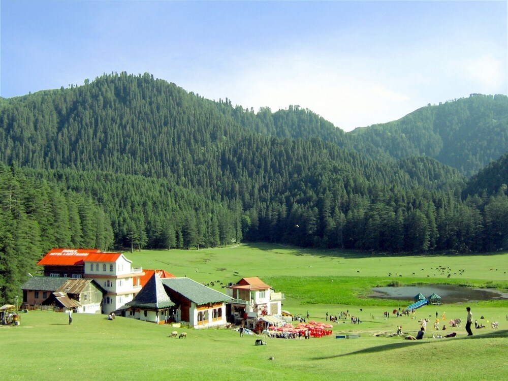 राणीखेत- जमिनीपासून जवळपास 6 हजार फुटांच्या उंचीवर असलेलं रानीखेत हे पावसाळ्यात फिरायला जाण्यासाठी उत्तम ठिकाण आहे. घनदाट जंगल, निसर्ग रम्य परिसर या सगळ्याच्याच तुम्ही प्रेमात पडाल. इथले गोल्फ मैदान, झूला देवी मंदिर, नौकुचिया ताल, बालू बांध अशा अनेक ठिकाणांना तुम्ही भेट देऊ शकता. पंतनगर हे जवळचं एअरपोर्ट आहे. पंतनगर ते राणीखेतचं अंतर 110 किमी आहे. याशिवाय काठगोदाम हे जवळचं रेल्वे स्टेशन आहे. रेल्वे स्टेशन ते राणीखेतचं अंतर 75 किमी आहे. राणीखेत- जमिनीपासून जवळपास 6 हजार फुटांच्या उंचीवर असलेलं रानीखेत हे पावसाळ्यात फिरायला जाण्यासाठी उत्तम ठिकाण आहे. घनदाट जंगल, निसर्ग रम्य परिसर या सगळ्याच्याच तुम्ही प्रेमात पडाल. इथले गोल्फ मैदान, झूला देवी मंदिर, नौकुचिया ताल, बालू बांध अशा अनेक ठिकाणांना तुम्ही भेट देऊ शकता. पंतनगर हे जवळचं एअरपोर्ट आहे. पंतनगर ते राणीखेतचं अंतर 110 किमी आहे. याशिवाय काठगोदाम हे जवळचं रेल्वे स्टेशन आहे. रेल्वे स्टेशन ते राणीखेतचं अंतर 75 किमी आहे.
