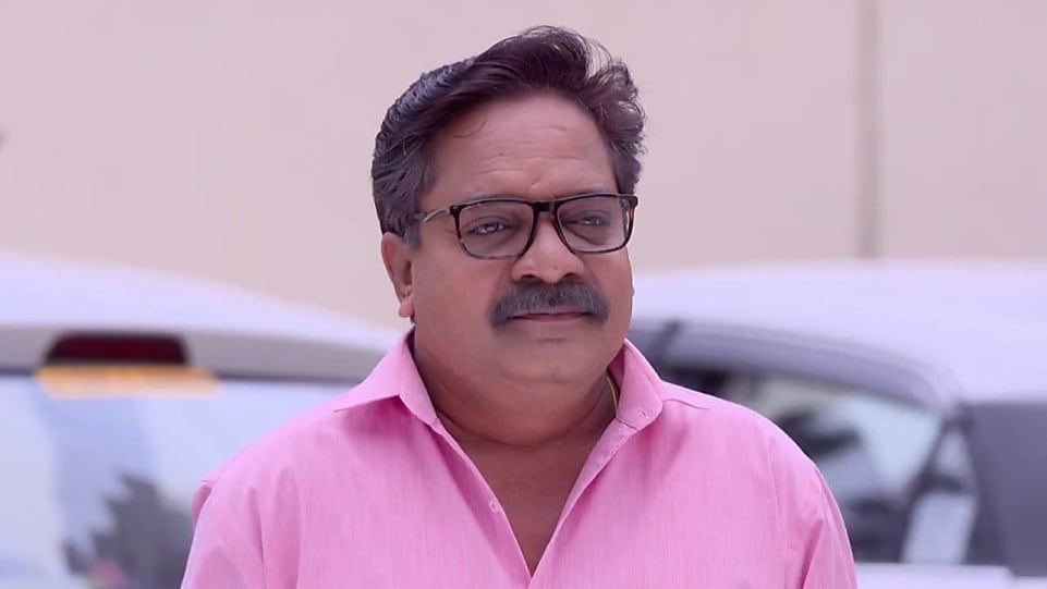 राधिकाच्या सासू-सासऱ्यांची हीच इच्छा असते की राधिकानं सौमित्रशी लग्न करावं. सगळ्यांना वाटतं दोघं मिळून आता चांगली बातमी देतील. राधिकाच्या सासू-सासऱ्यांची हीच इच्छा असते की राधिकानं सौमित्रशी लग्न करावं. सगळ्यांना वाटतं दोघं मिळून आता चांगली बातमी देतील.
