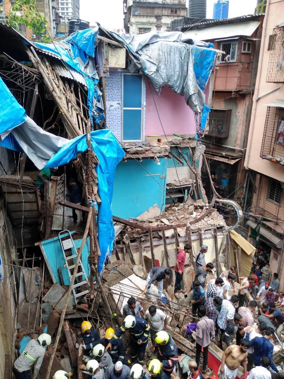मुंबईतील डोंगरी परिसरातील केसरबाई ही 4 मजली इमारत कोसळली असून यात 40 ते 50 जण अडकल्याची शक्यता व्यक्त केली जात आहे.