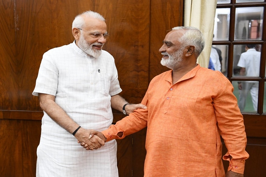 पंतप्रधान नरेंद्र मोदींचा एक जबरा फॅन असलेल्या खिमचंदभाईंचं मोदींनी त्यांच्या ट्विटर अकाउंटवरून कौतुक केलं आहे. पंतप्रधान नरेंद्र मोदींचा एक जबरा फॅन असलेल्या खिमचंदभाईंचं मोदींनी त्यांच्या ट्विटर अकाउंटवरून कौतुक केलं आहे.