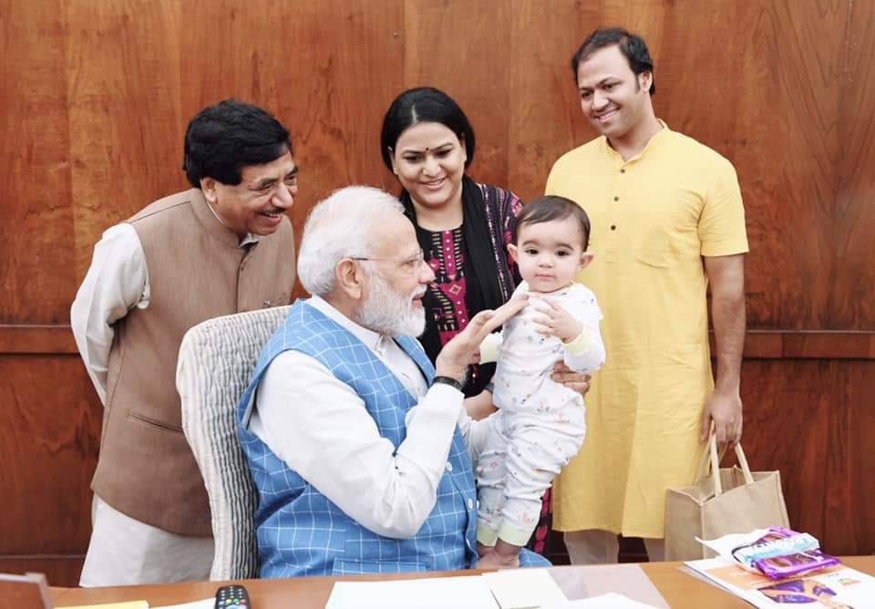 पंतप्रधान नरेंद्र मोदींच्या इन्स्टाग्राम अकाउंटवरही हे फोटो शेअर करण्यात आले आहेत. यानंतर हा चिमुरडा कोण याची चर्चा सुरू झाली आहे. पंतप्रधान नरेंद्र मोदींच्या इन्स्टाग्राम अकाउंटवरही हे फोटो शेअर करण्यात आले आहेत. यानंतर हा चिमुरडा कोण याची चर्चा सुरू झाली आहे.