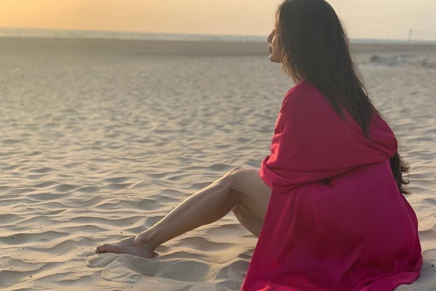 छोट्या पडद्यावरील नागिन म्हणून प्रसिद्ध असलेली अभिनेत्री मौनी रॉय सध्या बॉलिवूडमध्ये आपलं नशीब अजमावत आहे. तिनं अक्षय कुमारच्या ‘गोल्ड’ या सिनेमातून बॉलिवूडमध्ये पदार्पण केलं. छोट्या पडद्यावरील नागिन म्हणून प्रसिद्ध असलेली अभिनेत्री मौनी रॉय सध्या बॉलिवूडमध्ये आपलं नशीब अजमावत आहे. तिनं अक्षय कुमारच्या ‘गोल्ड’ या सिनेमातून बॉलिवूडमध्ये पदार्पण केलं.