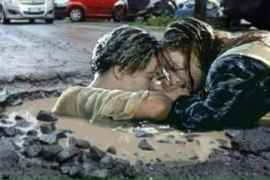 हास्यकल्लोळ, पावसाने झोडपलं पण तरी मुंबईकरांची क्रिएटीव्हीटी एकदा पाहाच!