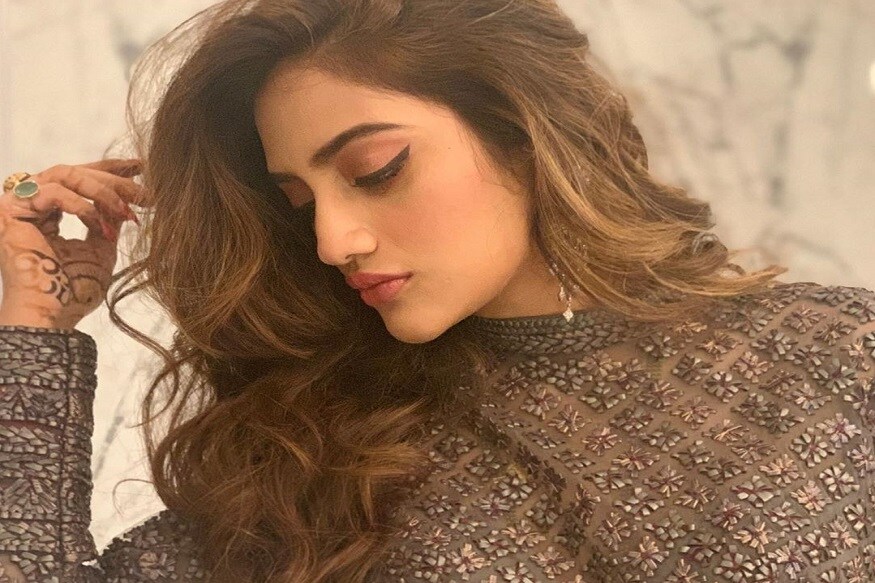 लग्नानंतर महिन्याभरातच नवीन खासदारांना संसदेत हजेरी लावावी लागली. बजेट सेशनमधली धावपळ सुरू असताना रविवारची सकाळ निवांत मिळताच नवनिर्वाचित खासदार आणि बंगाली अभिनेत्री नुसरत जहाँ यांनी सोशल मीडियावर फोटो शेअर केला आणि त्यावर चाहत्यांनी अक्षरशः हजारो कमेंट्स केल्या. लग्नानंतर महिन्याभरातच नवीन खासदारांना संसदेत हजेरी लावावी लागली. बजेट सेशनमधली धावपळ सुरू असताना रविवारची सकाळ निवांत मिळताच नवनिर्वाचित खासदार आणि बंगाली अभिनेत्री नुसरत जहाँ यांनी सोशल मीडियावर फोटो शेअर केला आणि त्यावर चाहत्यांनी अक्षरशः हजारो कमेंट्स केल्या.