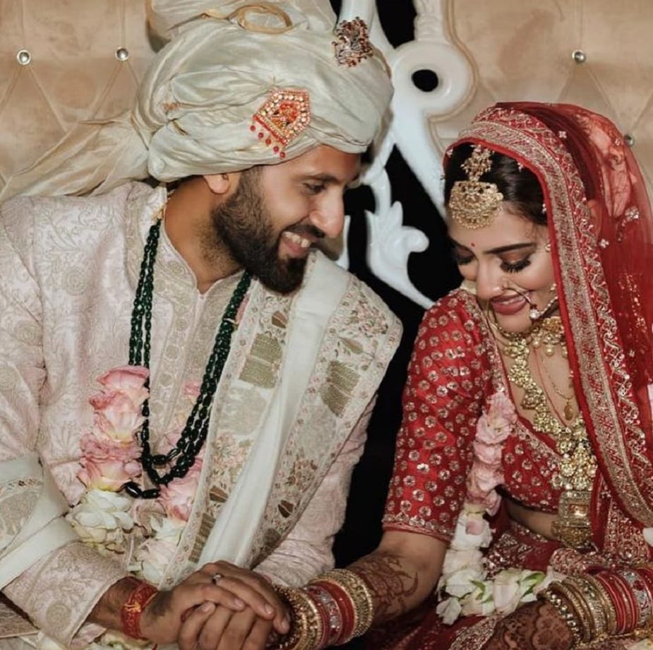 लोकसभा निवडणुका झाल्यानंतर नुसरत जहाँ यांनी निखिल जैन यांच्याशी लग्न केलं. विवाहसोहळा झाला टर्कीमध्ये. हिंदू जैन पद्धतीने लग्न लागलं. लोकसभा निवडणुका झाल्यानंतर नुसरत जहाँ यांनी निखिल जैन यांच्याशी लग्न केलं. विवाहसोहळा झाला टर्कीमध्ये. हिंदू जैन पद्धतीने लग्न लागलं.