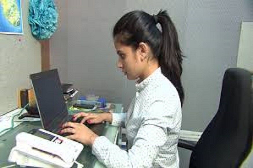 खूर्चीवर जास्त वेळ बसल्याने सूज येत असल्यास, ठराविक वेळेने पायांना वर करावे आणि गोलाकार फिरवावेत. त्याने पाय मोकळे होतील आणि सूज येणार नाही. खूर्चीवर जास्त वेळ बसल्याने सूज येत असल्यास, ठराविक वेळेने पायांना वर करावे आणि गोलाकार फिरवावेत. त्याने पाय मोकळे होतील आणि सूज येणार नाही.