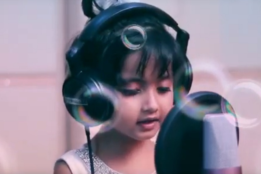 VIDEO : सोशल मीडियावर व्हायरल होत असलेली 'ही' निरागस गायिका आहे तरी कोण?