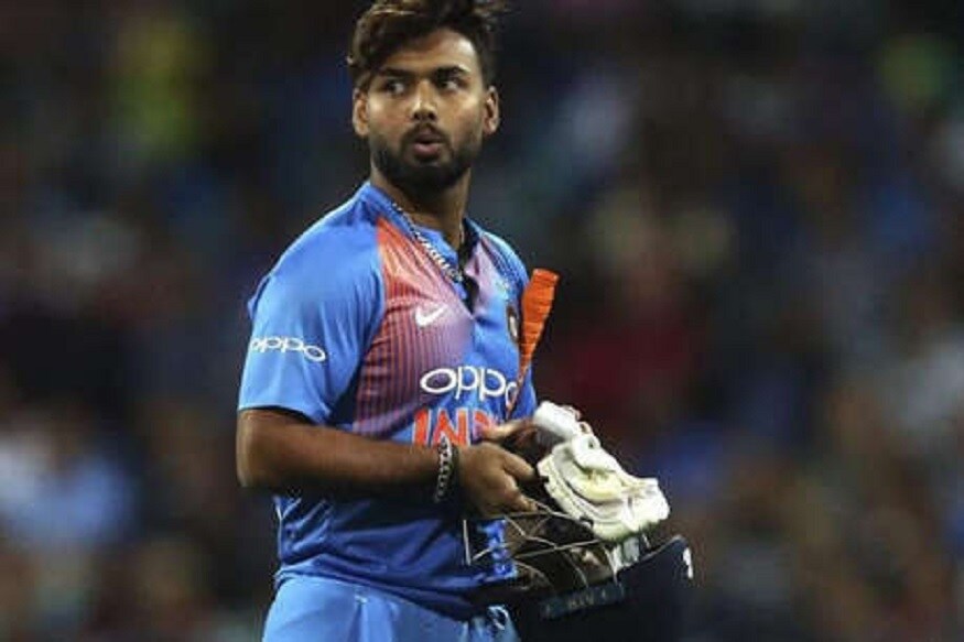 वेस्ट इंडीज दौऱ्यासाठी भारतीय संघाची निवड रविवारी होणार आहे. भारत वेस्ट इंडीजविरुद्ध एकदिवसीय, टी20 आणि कसोटी मालिका खेळणार आहे. यासाठी भारतीय संघाची निवड होणार आहे. वेस्ट इंडीज दौऱ्यातून धोनीने माघार घेतली आहे. त्यामुळे ऋषभ पंतची वर्णी नक्की आहे. टी20 मध्ये पंतची जागा निश्चित मानली जात असली तरी निवड समिती आणखी एका यष्टीरक्षकाला संघात स्थान देण्याची शक्यता आहे. वेस्ट इंडीज दौऱ्यासाठी भारतीय संघाची निवड रविवारी होणार आहे. भारत वेस्ट इंडीजविरुद्ध एकदिवसीय, टी20 आणि कसोटी मालिका खेळणार आहे. यासाठी भारतीय संघाची निवड होणार आहे. वेस्ट इंडीज दौऱ्यातून धोनीने माघार घेतली आहे. त्यामुळे ऋषभ पंतची वर्णी नक्की आहे. टी20 मध्ये पंतची जागा निश्चित मानली जात असली तरी निवड समिती आणखी एका यष्टीरक्षकाला संघात स्थान देण्याची शक्यता आहे.