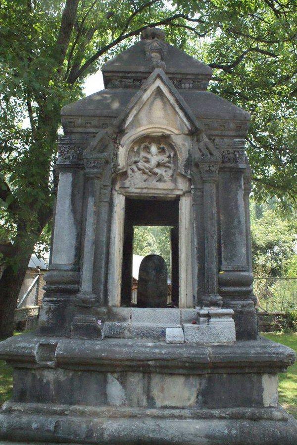 पयेर मंदिर- घनदाट जंगलात वसलेल्या घनदाट जंगलात हे मंदिर आहे. या मंदिराला स्थानिक लोक पयेक मंदिर या नावाने ओळखतात. या मंदिराची खासियत म्हणजे दे संपूर्ण मंदिर एका दगडाने तयार केलं आहे. या मंदिराला पाहून अनेकजण आश्चर्यचकीत होतात. या मंदिराची वास्तुकला पाहण्यासाठी एकदा तरी या जागेला भेट दिलीच पाहिजे. पयेर मंदिर- घनदाट जंगलात वसलेल्या घनदाट जंगलात हे मंदिर आहे. या मंदिराला स्थानिक लोक पयेक मंदिर या नावाने ओळखतात. या मंदिराची खासियत म्हणजे दे संपूर्ण मंदिर एका दगडाने तयार केलं आहे. या मंदिराला पाहून अनेकजण आश्चर्यचकीत होतात. या मंदिराची वास्तुकला पाहण्यासाठी एकदा तरी या जागेला भेट दिलीच पाहिजे.