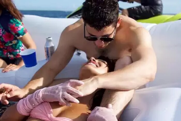 अभिनेत्री प्रियांका चोप्रानं 18 जुलैला तिचा 37 वा वाढदिवस मायामीमध्ये साजरा केला. यावेळी तिच्या ड्रेस पासून ते केक पर्यंत सर्वच गोष्टींची चर्चा झाली. मात्र या व्हेकेशनचा व्हायरल झालेला प्रत्येक फोटो प्रियांकसाठी डोकेदुखी ठरला. 