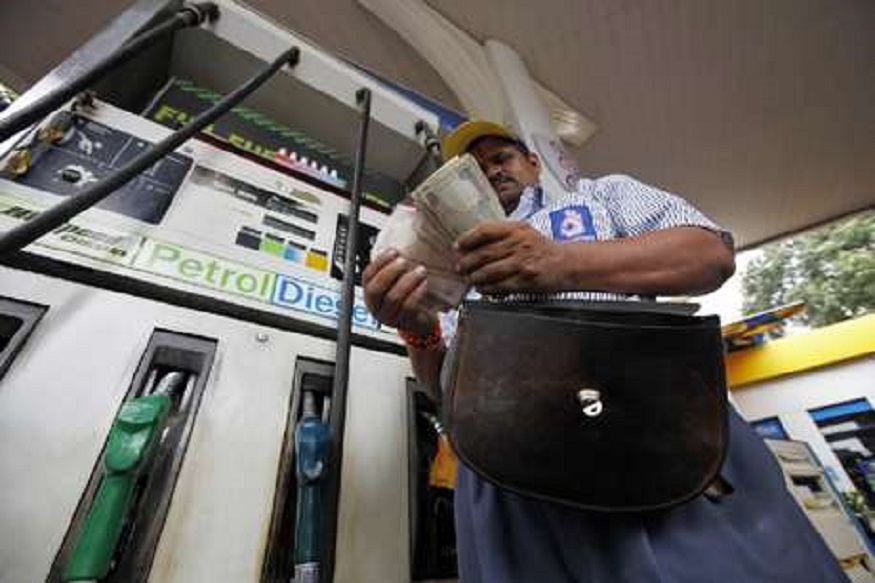 सर्वसामान्यांच्या अडचणी वाढल्या, पेट्रोल-डिझेल झालं 'इतकं' महाग