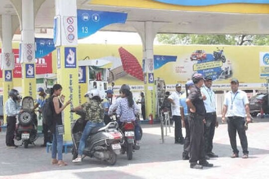 पेट्रोल झालं महाग तर डिझेल स्वस्त, 'हे' आहेत आजचे दर