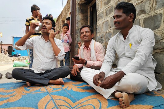 'आम्ही पळून गेलो नाही!' गारपिटीच्या भरपाईतून त्यांनी वाचवलं पाणी