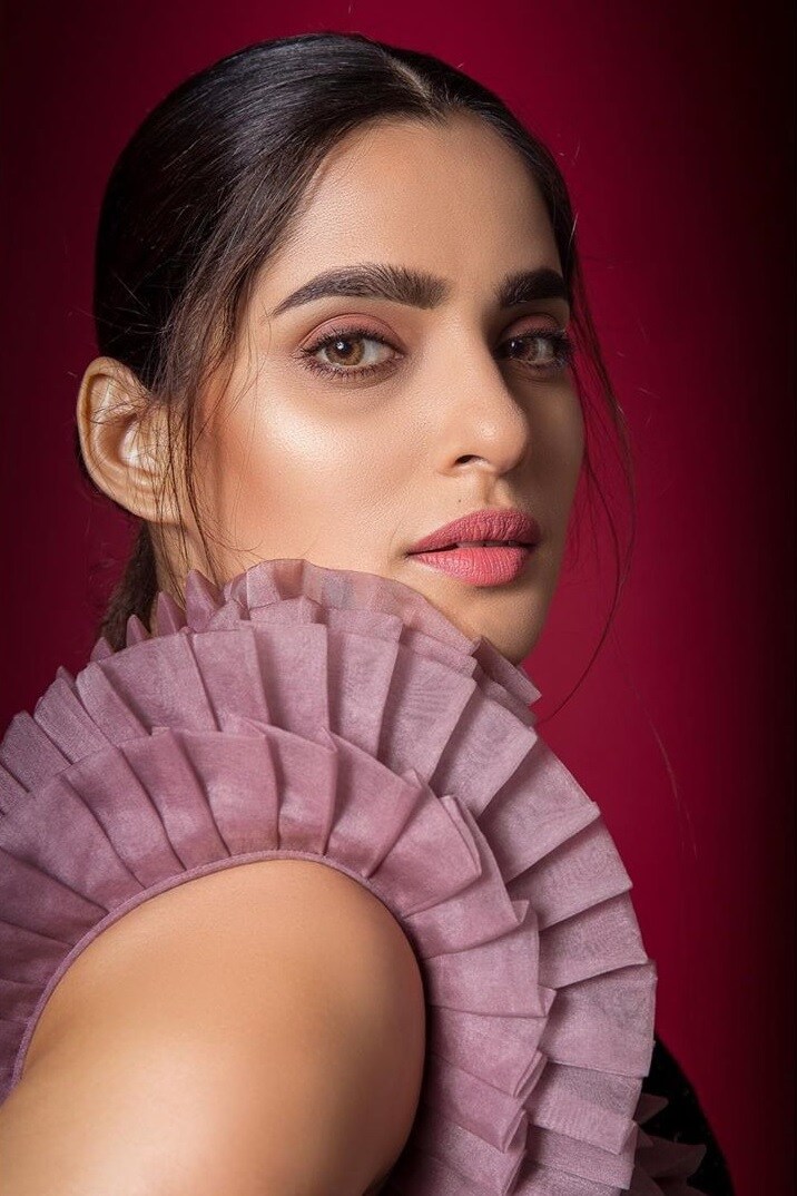प्रिया बापटनं तिच्या इन्स्टाग्रावर शेअर केलेल्या फोटोमध्ये ती खूपच ग्लॅमरस दिसत आहे. त्यामुळे नव्या वेब सीरिजच्या निमित्तानं केलेल्या या तिच्या फोटोशूटची चर्चा सोशल मीडियावर सुरू आहे. प्रिया बापटनं तिच्या इन्स्टाग्रावर शेअर केलेल्या फोटोमध्ये ती खूपच ग्लॅमरस दिसत आहे. त्यामुळे नव्या वेब सीरिजच्या निमित्तानं केलेल्या या तिच्या फोटोशूटची चर्चा सोशल मीडियावर सुरू आहे.