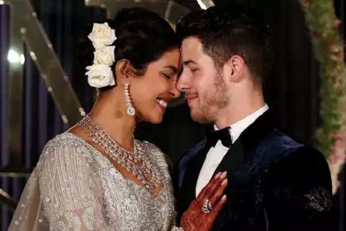 अभिनेत्री प्रियांका चोप्रा येत्या 2 डिसेंबरला तिच्या लग्नाचा पहिला वाढदिवस साजरा करणार आहे. प्रियांकानं स्वतःहून 10 वर्षांनी लहान असलेल्या अमेरिकन सिंगर निक जोनसशी लगीनगाठ बांधली. हे दोघं 2017मध्ये पहिल्यांदा मेट गाला इव्हेंटमध्ये भेटले होते. 