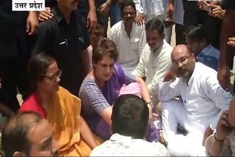 उत्तर प्रदेश, 19 जुलै: जमिनीच्या वादातून सोनभद्र हत्याकांडातील पीडितांना भेटण्यासाठी निघालेल्या प्रियंका गांधींच्या ताफ्याला अडवण्यात आलं. नारायणपूर पोलीस स्टेशनजवळ हा ताफा अडवण्यात आला. यानंतर प्रियंका नारायणपूर इथं धरणं आंदोलनाला बसल्या. कुठे घेऊन जायचं तिथं जा पण आपण पीडितांना भेटणारच असं प्रियंका गांधी म्हणाल्या. यानंतर अखेर प्रियंका गांधींना पोलिसांनी ताब्यात घेतलं. 

