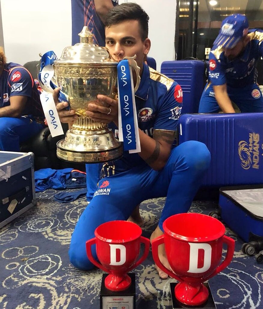 2017मध्ये राहुलला आयपीएलमध्ये पुणे सुपरजायंट्स संघानं विकेत घेतले होते. मात्र एकाही सामन्यात त्याला संधी देण्यात आली नाही. त्यानंतर 2017-18मध्ये सैयद मुश्ताक अली टी-20 स्पर्धेत चांगले प्रदर्शन केल्यामुळं राहुलला मुंबई इंडियन्स संघानं तब्बल 1.9 कोटींना विकत घेतले. 2017मध्ये राहुलला आयपीएलमध्ये पुणे सुपरजायंट्स संघानं विकेत घेतले होते. मात्र एकाही सामन्यात त्याला संधी देण्यात आली नाही. त्यानंतर 2017-18मध्ये सैयद मुश्ताक अली टी-20 स्पर्धेत चांगले प्रदर्शन केल्यामुळं राहुलला मुंबई इंडियन्स संघानं तब्बल 1.9 कोटींना विकत घेतले.