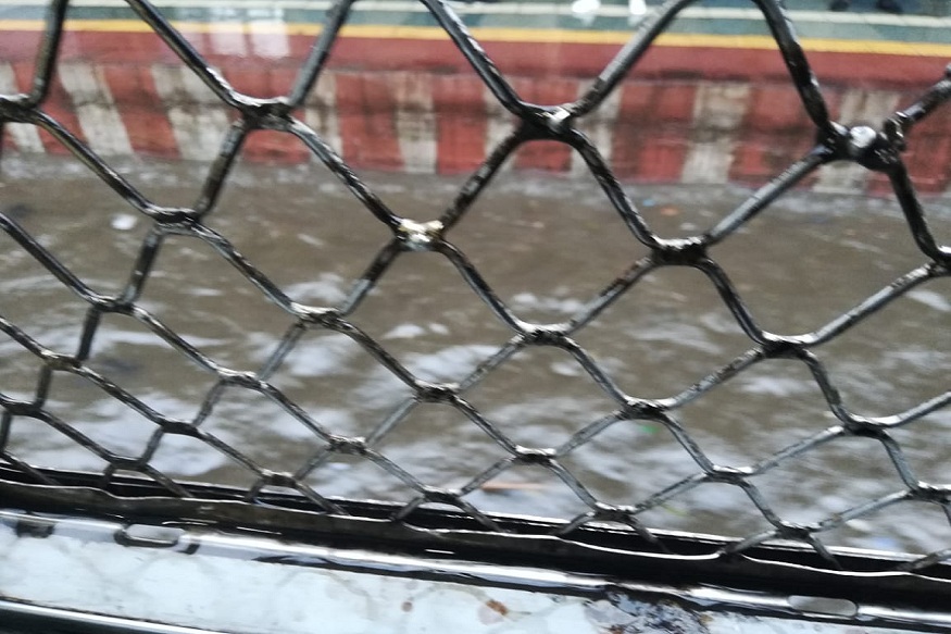 मुंबईत मुसळधार पाऊस; लोकल सेवा विस्कळीत