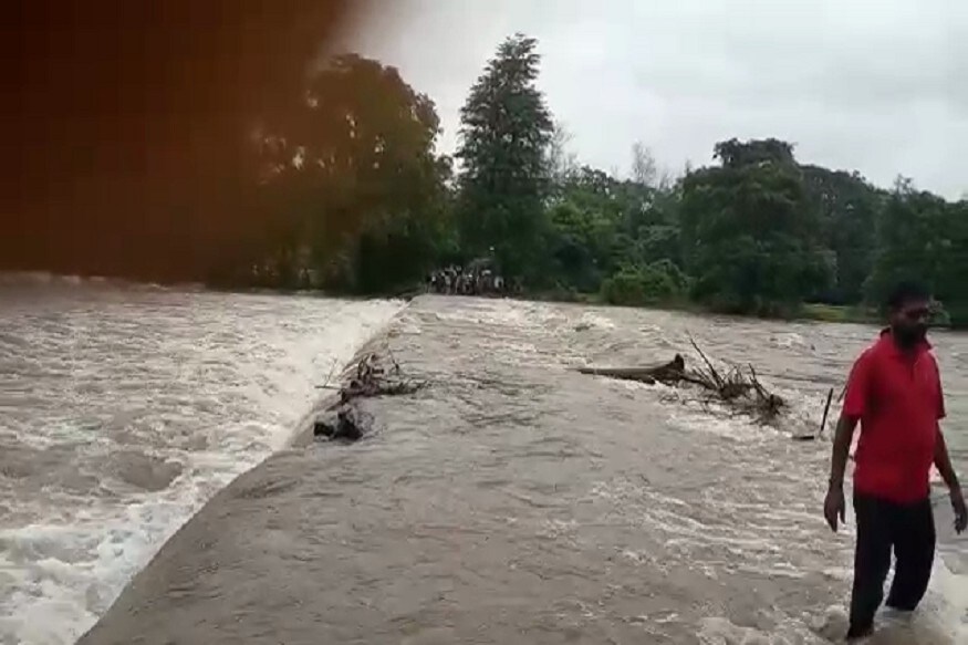 जिल्ह्यातील सर्वच भागात पावसाचा जोर असल्यामुळे आज पुन्हा मुंबई-गोवा महामार्गावरील वाहतुकीवर परिणाम होतो आहे. जिल्ह्यातील सर्वच भागात पावसाचा जोर असल्यामुळे आज पुन्हा मुंबई-गोवा महामार्गावरील वाहतुकीवर परिणाम होतो आहे.