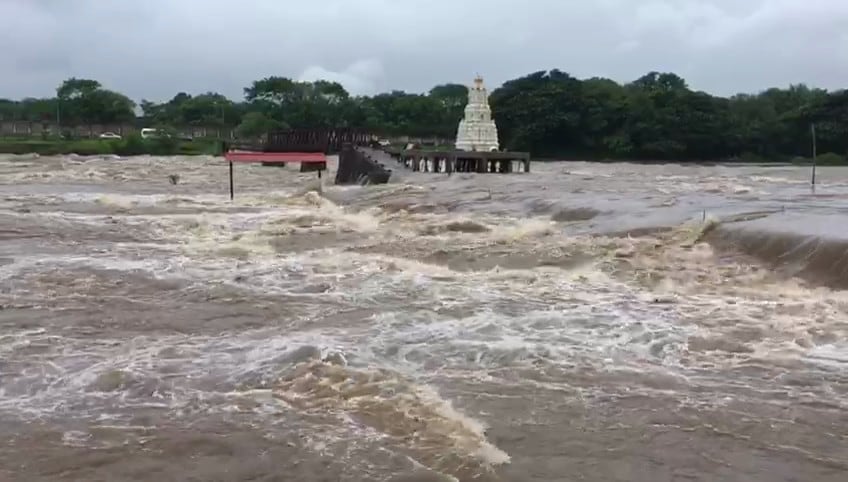 अनेक नद्यांचे पाणी पात्राबाहेर आल्याने मोठी जनजीवन विस्कळीत झाल्याचं चित्र आहे. नदीकाठच्या गावांना सतर्कतेचा इशारा देण्यात आला आहे. पंचगंगा नदीची पाणीपातळी 34 फुटांवर आली आहे. तर तिलारी, दाजीपूर भागात मुसळधार पावसाला सुरुवात झाली आहे. अनेक नद्यांचे पाणी पात्राबाहेर आल्याने मोठी जनजीवन विस्कळीत झाल्याचं चित्र आहे. नदीकाठच्या गावांना सतर्कतेचा इशारा देण्यात आला आहे. पंचगंगा नदीची पाणीपातळी 34 फुटांवर आली आहे. तर तिलारी, दाजीपूर भागात मुसळधार पावसाला सुरुवात झाली आहे.