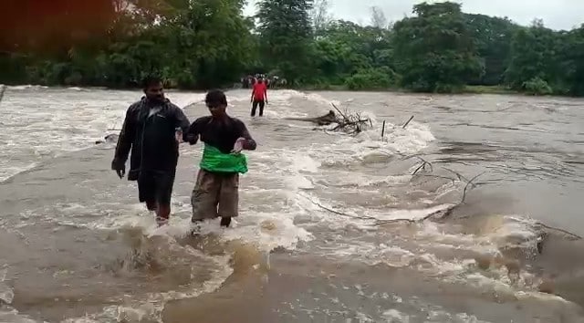 पंचगंगा नदीची पाणीपातळी 34 फुटांवर आली आहे. तर तिलारी, दाजीपूर भागात मुसळधार पावसाला सुरुवात झाली आहे. पंचगंगा नदीची पाणीपातळी 34 फुटांवर आली आहे. तर तिलारी, दाजीपूर भागात मुसळधार पावसाला सुरुवात झाली आहे.