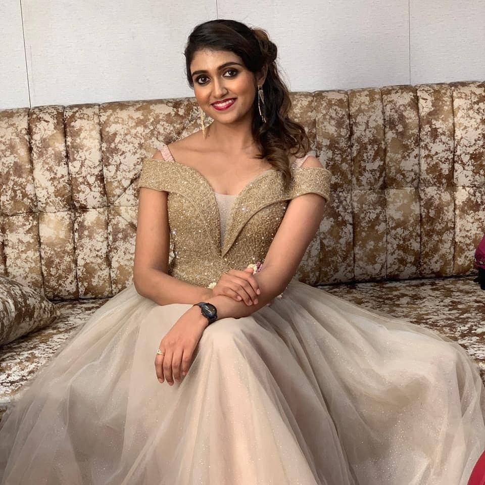 नुकतेच तिने आपल्या खास फोटोशूटचे काही फोटो इन्स्टाग्रामवर शेअर केले आहेत. हे फोटो एवढे सुंदर आहेत की सैराटमधली आर्ची हीच का असा प्रश्न प्रत्येकाच्या मनात येईल.