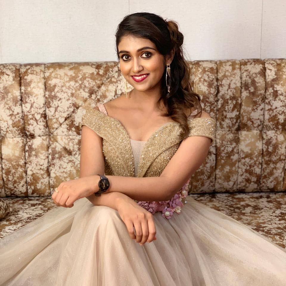 साधेपणातही किती नाविण्य असतं हे रिंकूच्या या फोटोंकडे पाहून कळतं. झी टॉकिजच्या एका कार्यक्रमासाठी रिंकू खास तयार झाली होती. रिंकूने क्रिम रंगाचा गाउन घातला होता आणि कमीत कमी मेकअप केला होता आणि गाउनला साजेसे कानातले तिने घातले होते. तिचा संपूर्ण लुक जरी साधा असला तरी तिने आपल्या मादक अदांनी आणि डोळ्यांच्या हावभावांनी फोटोला चारचाँद लावले होते.