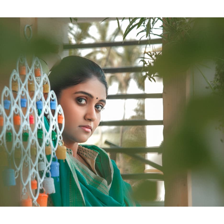 गणेश पंडित लिखीत आणि दिग्दर्शित मेकअप सिनेमाच्या या टीझरमध्ये रिंकू बांधकाम सुरू असलेल्या एका उंच इमारतीवर मद्यपान करताना दिसते. मद्यधुंद अवस्थेत ती शहराला आणि घरच्यांना शिव्याही देत आहे. तिला मेकअप करायला न दिल्याचा राग तिच्या प्रत्येक वाक्यात दिसतो. हा टीझर पाहून शोले सिनेमातील धर्मेंद्र यांच्या त्या सीनची आठवण आल्यावाचून राहत नाही. टीझरवरून सिनेमाचा विषय नक्की काय असणार याचा अंदाज बांधता येत नसला तरी विषय वेगळा असेल असेच प्रेक्षकांना वाटत आहे.