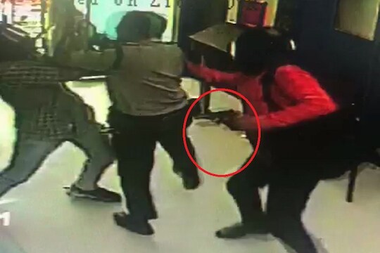 VIDEO: हॉलीवुड सिनेमा पाहून कोटक महिंद्रा बँकेमध्ये दरोडा, चोरट्यांचा राडा CCTVमध्ये कैद