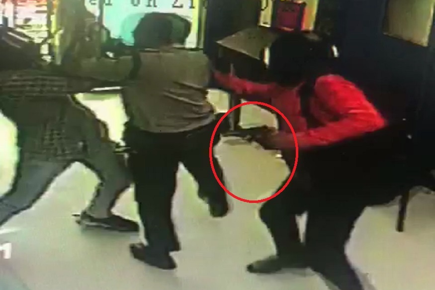 VIDEO: हॉलीवुड सिनेमा पाहून कोटक महिंद्रा बँकेमध्ये दरोडा, चोरट्यांचा राडा CCTVमध्ये कैद