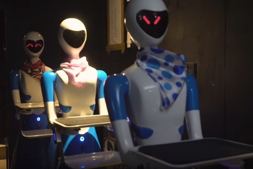 OMG VIDEO : या हायटेक रेस्टॉरंटमध्ये चक्क रोबो करतात सर्व्ह!