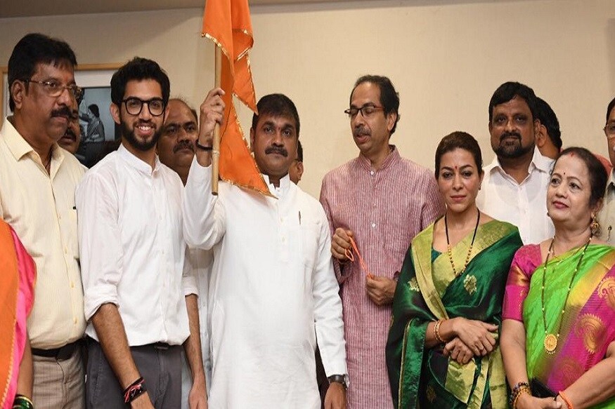 अहिरांना शरद पवारांनी सर्व काही दिलं होतं त्यांनी फक्त स्वत:चा विचार केला. पवारांनी त्यांना एवढ्या कमी वयात हे सगळं दिलं. त्यांना वयाच्या 80 व्या वर्षी काय वाटलं असेल याचा विचार त्यांनी केला का असा प्रश्नही सचिन अहिर यांना विचारण्यात येतोय. अहिरांना शरद पवारांनी सर्व काही दिलं होतं त्यांनी फक्त स्वत:चा विचार केला. पवारांनी त्यांना एवढ्या कमी वयात हे सगळं दिलं. त्यांना वयाच्या 80 व्या वर्षी काय वाटलं असेल याचा विचार त्यांनी केला का असा प्रश्नही सचिन अहिर यांना विचारण्यात येतोय.