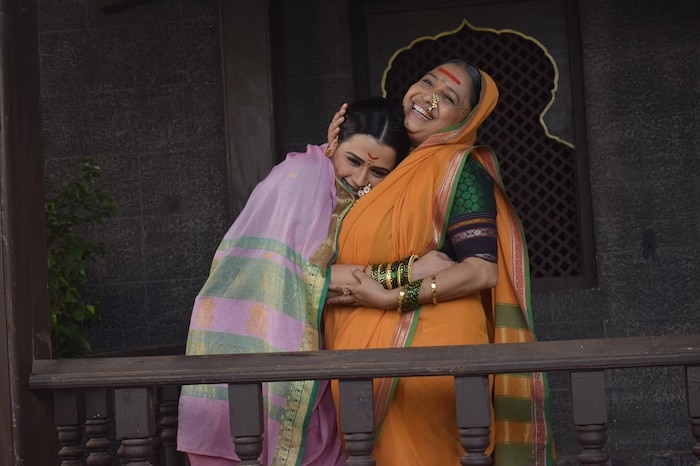 येसूबाईंना खूप आनंद होतो. त्यांना ही बातमी संभाजी महाराजांना द्यायचीय. पण त्यांची भेटच होत नाहीय. म्हणून येसूबाई नाराज आहेत.