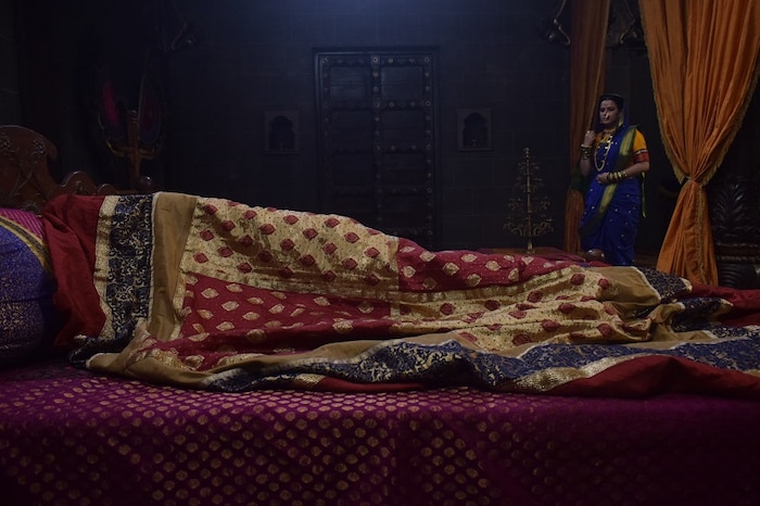 त्या संभाजी महाराजांची वाट पाहतायत. ती पाहत असताना त्यांच्या महालात त्यांना एक सुखद धक्का बसतो.