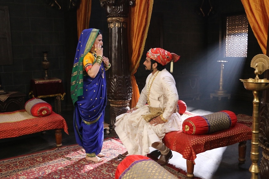 अकबराला भेटल्यानंतर संभाजी महाराज येसूबाईंना भेटायला येतात. ते आलेत हे रायगडावर खूप कमी जणांना माहीत असतं. महालात लपून ते येसूबाईंना आश्चर्याचा धक्का देतात. अकबराला भेटल्यानंतर संभाजी महाराज येसूबाईंना भेटायला येतात. ते आलेत हे रायगडावर खूप कमी जणांना माहीत असतं. महालात लपून ते येसूबाईंना आश्चर्याचा धक्का देतात.