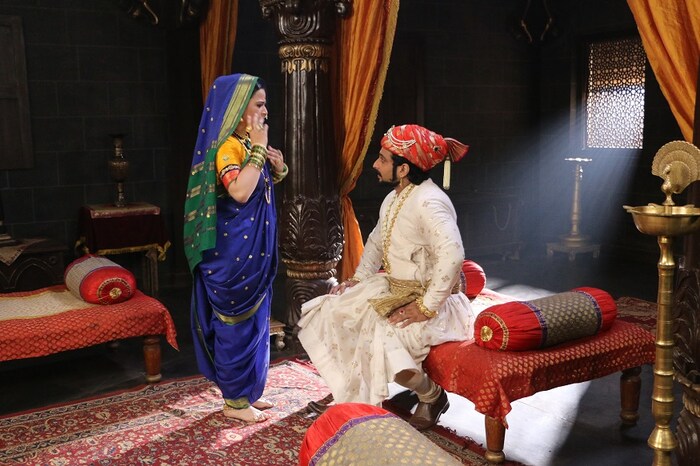 अकबराला भेटल्यानंतर संभाजी महाराज येसूबाईंना भेटायला येतात. ते आलेत हे रायगडावर खूप कमी जणांना माहीत असतं. महालात लपून ते येसूबाईंना आश्चर्याचा धक्का देतात. 