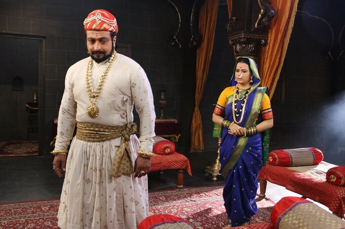 'स्वराज्यरक्षक संभाजी' मालिकेत बऱ्याच घडामोडी सुरू आहेत. संभाजी राजे अकबराला जाऊन भेटले. इकडे औरंगजेब स्वराज्यावर चाल करायला टपलाय. रायगडावर युद्धनीती आखली जातेय. अशातच एक गोड बातमी येते.