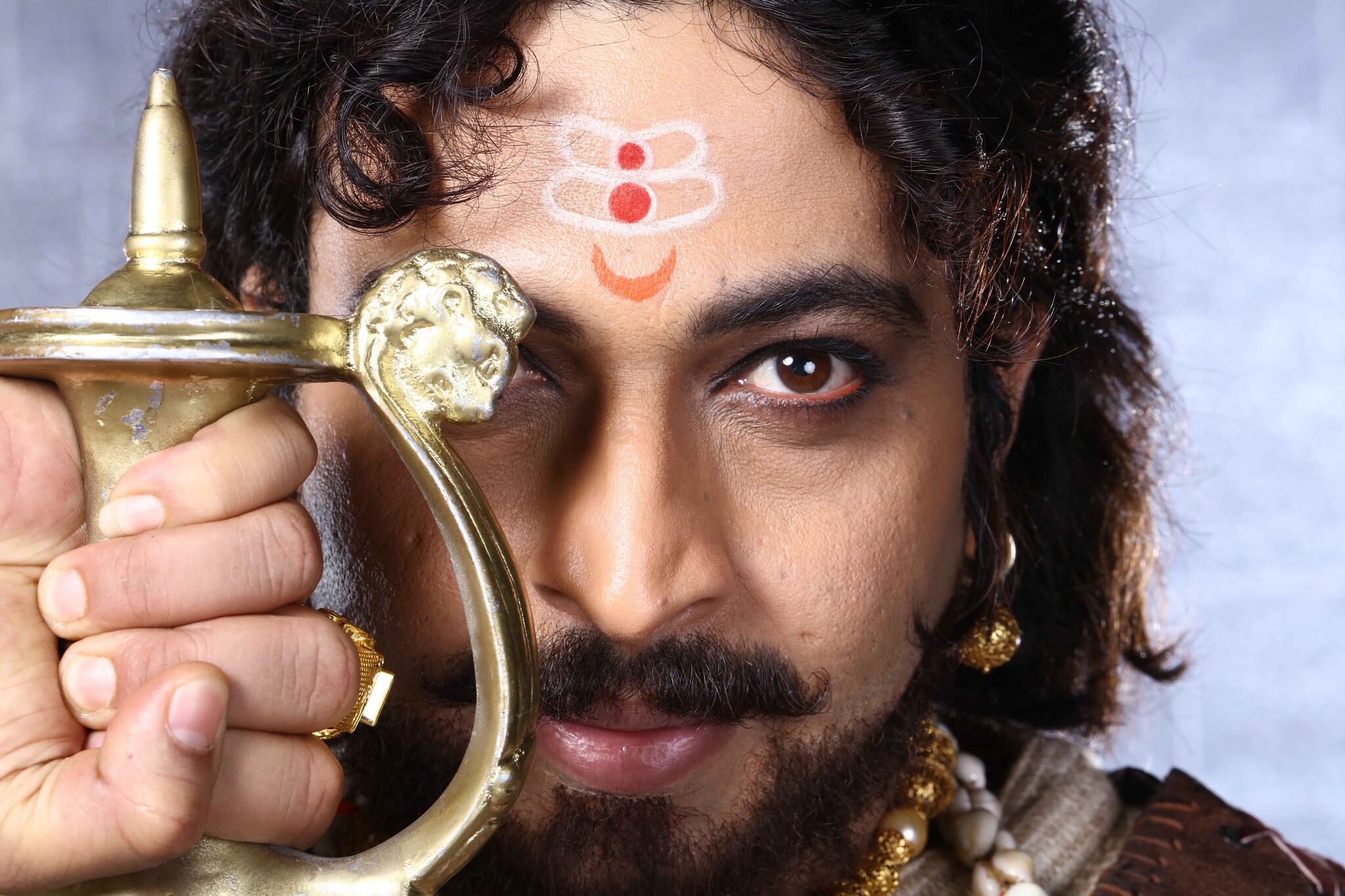 स्वराज्यरक्षक संभाजी गेल्या वेळेप्रमाणे तिसऱ्या स्थानावर आहे. गेल्या आठवड्यात दरबारात शिक्षा सुनवणं, वाद-प्रतिवाद चांगलेच रंगले होते. डाॅ. अमोल कोल्हेंनी साकारलेले संभाजी महाराज तर लाजवाब, पण कारभारी असोत, येसूबाई असो, सोयरा मातोश्री असो.. आपण इतिहासच पाहतोय, ही भावना प्रेक्षकांची असते. हेच या मालिकेचं यश. स्वराज्यरक्षक संभाजी गेल्या वेळेप्रमाणे तिसऱ्या स्थानावर आहे. गेल्या आठवड्यात दरबारात शिक्षा सुनवणं, वाद-प्रतिवाद चांगलेच रंगले होते. डाॅ. अमोल कोल्हेंनी साकारलेले संभाजी महाराज तर लाजवाब, पण कारभारी असोत, येसूबाई असो, सोयरा मातोश्री असो.. आपण इतिहासच पाहतोय, ही भावना प्रेक्षकांची असते. हेच या मालिकेचं यश.
