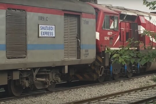 आईला नाश्ता करता यावा म्हणून मुलाने खेचली ट्रेनमधली चेन!
