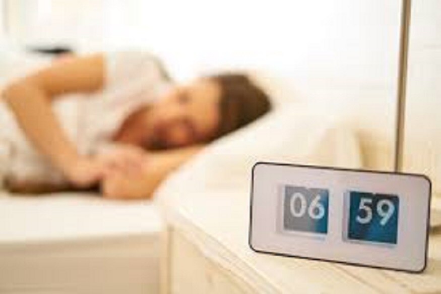 मोबाईलवर गजर लावून snooz करायची सवय टाळा. ती दहा मिनिटं आणखी झोपायचं मन करतं हे खरं पण त्यामुळेच अंगात आळस भरतो आणि तो दिवसभर टिकतो. मोबाईलवर गजर लावून snooz करायची सवय टाळा. ती दहा मिनिटं आणखी झोपायचं मन करतं हे खरं पण त्यामुळेच अंगात आळस भरतो आणि तो दिवसभर टिकतो.