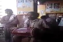 शेतकऱ्याची गाण्यातून व्यथा मांडणारा VIDEO सोशल मीडियावर व्हायरल शेतकऱ्याची गाण्यातून व्यथा मांडणारा VIDEO सोशल मीडियावर व्हायरल