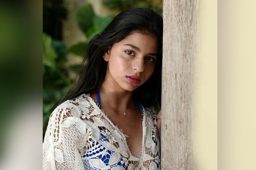 अभिनेता शाहरुख खान आणि त्याची फॅमिली सध्या मालदीवमध्ये व्हेकेशन एंजॉय करत आहेत. शाहरुखनं त्याच्या सोशल मीडिया अकाउंटवर या व्हेकेशनचे काही फोटो शेअर केले आहेत. मात्र या सर्वात त्याची लेक सुहाना भाव खाऊन गेली. अभिनेता शाहरुख खान आणि त्याची फॅमिली सध्या मालदीवमध्ये व्हेकेशन एंजॉय करत आहेत. शाहरुखनं त्याच्या सोशल मीडिया अकाउंटवर या व्हेकेशनचे काही फोटो शेअर केले आहेत. मात्र या सर्वात त्याची लेक सुहाना भाव खाऊन गेली.